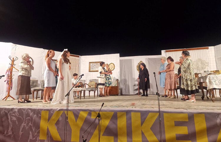 Η θεατρική ομάδα του Συλλόγου Αρτακηνών-Κυζικηνών στη σκηνή του Πάρκου Κυζικείων (φωτ.: Δήμος Χαλκιδέων)