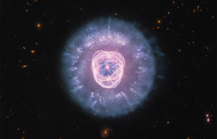Το NGC 2392, το «Νεφέλωμα του Λιονταριού», μέσα από το υπέρυθρο βλέμμα του James Webb (φωτ.: NASA, ESA, CSA, STScI / Alyssa Pagan)