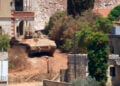 Ισραηλινό άρμα μάχης στη Ζαουτάρ αλ-Σαρκίγια, όπως φαίνεται από τη Ζαουτάρ αλ-Γκαρμπίγια, στην περιφέρεια Ναμπατίγια του νότιου Λιβάνου. 31 Ιουλίου 2026 (φωτ.: EPA / Stringer)