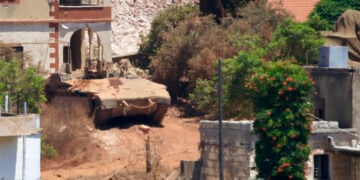 Ισραηλινό άρμα μάχης στη Ζαουτάρ αλ-Σαρκίγια, όπως φαίνεται από τη Ζαουτάρ αλ-Γκαρμπίγια, στην περιφέρεια Ναμπατίγια του νότιου Λιβάνου. 31 Ιουλίου 2026 (φωτ.: EPA / Stringer)