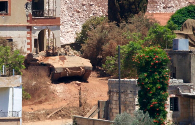 Ισραηλινό άρμα μάχης στη Ζαουτάρ αλ-Σαρκίγια, όπως φαίνεται από τη Ζαουτάρ αλ-Γκαρμπίγια, στην περιφέρεια Ναμπατίγια του νότιου Λιβάνου. 31 Ιουλίου 2026 (φωτ.: EPA / Stringer)