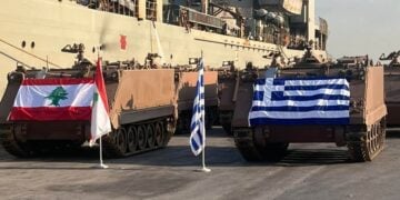 Στρατιωτικά οχήματα που παραχώρησε η Ελλάδα στις Ένοπλες Δυνάμεις του Λιβάνου, στο λιμάνι της Βηρυτού (φωτ.: ΓΕΕΘΑ)