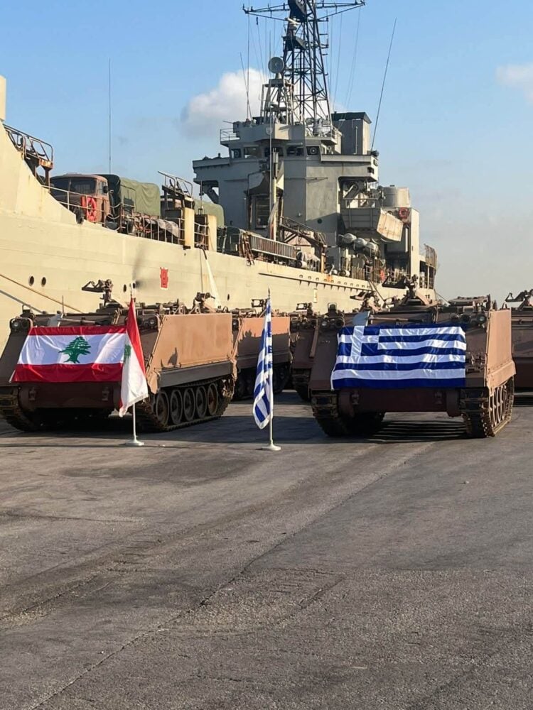Στρατιωτικά οχήματα που παραχώρησε η Ελλάδα στις Ένοπλες Δυνάμεις του Λιβάνου, στο λιμάνι της Βηρυτού (φωτ.: ΓΕΕΘΑ)