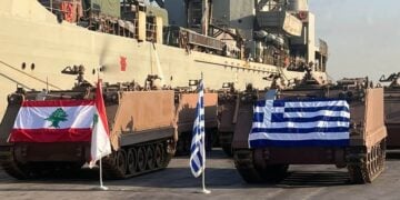 Στρατιωτικά οχήματα που παραχώρησε η Ελλάδα στις Ένοπλες Δυνάμεις του Λιβάνου, στο λιμάνι της Βηρυτού (φωτ.: ΓΕΕΘΑ)