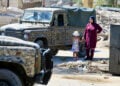 Γυναίκα και παιδί στέκονται δίπλα σε οχήματα του λιβανέζικου στρατού στο Ζαουτάρ αλ Γαρμπίγια, στον νότιο Λίβανο. 5 Αυγούστου 2026 (φωτ.: EPA / STRINGER)