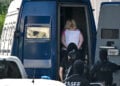 Η 46χρονη κατηγορούμενη για την υπόθεση της Marfin, κατά τη μεταγωγή της στα δικαστήρια της πρώην Σχολής Ευελπίδων. Τρίτη 11 Αυγούστου 2026 (φωτ.: EUROKINISSI)