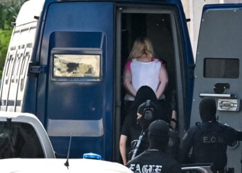 Η 46χρονη κατηγορούμενη για την υπόθεση της Marfin, κατά τη μεταγωγή της στα δικαστήρια της πρώην Σχολής Ευελπίδων. Τρίτη 11 Αυγούστου 2026 (φωτ.: EUROKINISSI)