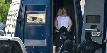 Η 46χρονη κατηγορούμενη για την υπόθεση της Marfin, κατά τη μεταγωγή της στα δικαστήρια της πρώην Σχολής Ευελπίδων. Τρίτη 11 Αυγούστου 2026 (φωτ.: EUROKINISSI)