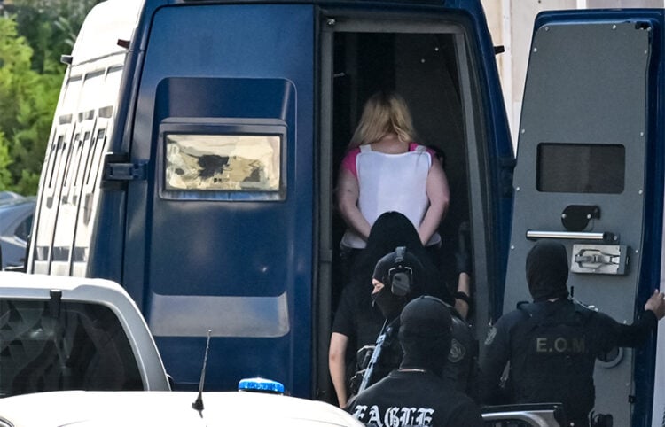 Η 46χρονη κατηγορούμενη για την υπόθεση της Marfin, κατά τη μεταγωγή της στα δικαστήρια της πρώην Σχολής Ευελπίδων. Τρίτη 11 Αυγούστου 2026 (φωτ.: EUROKINISSI)