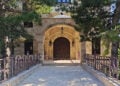 Η είσοδος του «Μελισσανιδείου Μέλαθρου», που βρίσκεται κοντά στο Ηγουμενείο της Παναγίας Σουμελά στο Βέρμιο. Το 7ώροφο κτήριο αρχιτεκτονικά θυμίζει τη Μονή Σιμωνόπετρας του Αγίου Όρους (φωτ.: Πόπη Παπαγεωργίου)