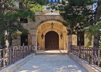 Η είσοδος του «Μελισσανιδείου Μέλαθρου», που βρίσκεται κοντά στο Ηγουμενείο της Παναγίας Σουμελά στο Βέρμιο. Το 7ώροφο κτήριο αρχιτεκτονικά θυμίζει τη Μονή Σιμωνόπετρας του Αγίου Όρους (φωτ.: Πόπη Παπαγεωργίου)