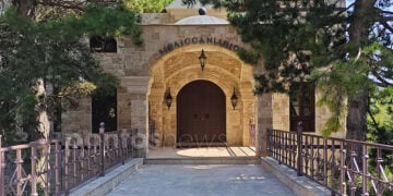 Η είσοδος του «Μελισσανιδείου Μέλαθρου», που βρίσκεται κοντά στο Ηγουμενείο της Παναγίας Σουμελά στο Βέρμιο. Το 7ώροφο κτήριο αρχιτεκτονικά θυμίζει τη Μονή Σιμωνόπετρας του Αγίου Όρους (φωτ.: Πόπη Παπαγεωργίου)