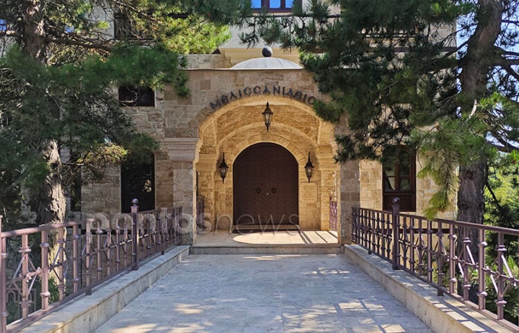 Η είσοδος του «Μελισσανιδείου Μέλαθρου», που βρίσκεται κοντά στο Ηγουμενείο της Παναγίας Σουμελά στο Βέρμιο. Το 7ώροφο κτήριο αρχιτεκτονικά θυμίζει τη Μονή Σιμωνόπετρας του Αγίου Όρους (φωτ.: Πόπη Παπαγεωργίου)