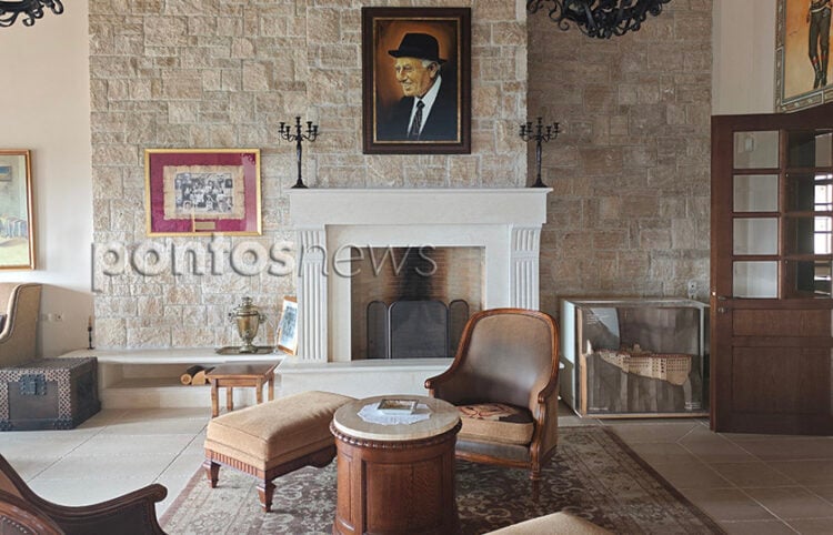 Ο Ζώρας Μελισσανίδης, στο Αρχονταρίκι του περίβλεπτου κτηρίου που ανεγέρθη στη μνήμη του από τους γιους Δημήτρη και Ιάκωβο Μελισσανίδη, στην Παναγία Σουμελά (φωτ.: Πόπη Παπαγεωργίου)