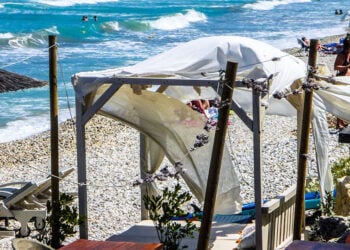 Στην Αχαράβη, την παραλία της Κέρκυρας (φωτ.: EUROKINISSI / Γιώργος Κονταρίνης)