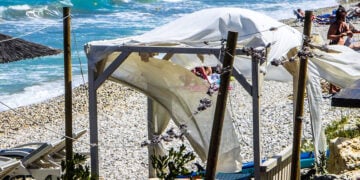 Στην Αχαράβη, την παραλία της Κέρκυρας (φωτ.: EUROKINISSI / Γιώργος Κονταρίνης)
