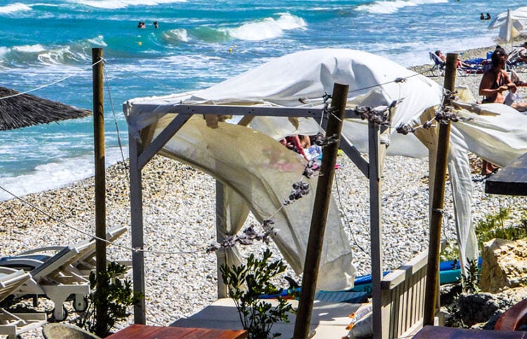 Στην Αχαράβη, την παραλία της Κέρκυρας (φωτ.: EUROKINISSI / Γιώργος Κονταρίνης)