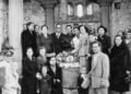 Πρόσφυγες με την εικόνα του Αγίου Νικολάου μπροστά στον ημιτελή ναό της Νέας Αλικαρνασσού (πηγή: Εθνικό Ίδρυμα Ερευνών – «Αντικείμενα σε κίνηση»)