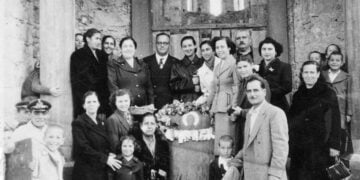 Πρόσφυγες με την εικόνα του Αγίου Νικολάου μπροστά στον ημιτελή ναό της Νέας Αλικαρνασσού (πηγή: Εθνικό Ίδρυμα Ερευνών – «Αντικείμενα σε κίνηση»)