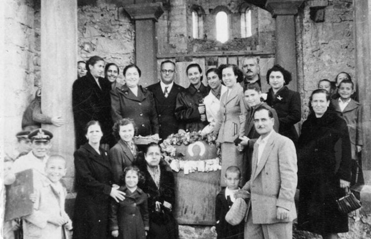 Πρόσφυγες με την εικόνα του Αγίου Νικολάου μπροστά στον ημιτελή ναό της Νέας Αλικαρνασσού (πηγή: Εθνικό Ίδρυμα Ερευνών – «Αντικείμενα σε κίνηση»)
