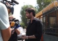 Ο Άρης Μουγκοπέτρος κατά την έξοδό του από τα δικαστήρια της πρώην Σχολής Ευελπίδων (φωτ.: EUROKINISSI / Δανάη Δαυλοπούλου)