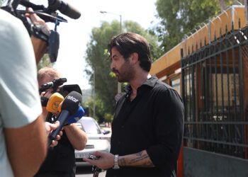 Ο Άρης Μουγκοπέτρος κατά την έξοδό του από τα δικαστήρια της πρώην Σχολής Ευελπίδων (φωτ.: EUROKINISSI / Δανάη Δαυλοπούλου)