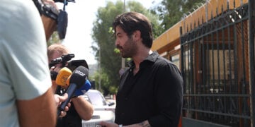 Ο Άρης Μουγκοπέτρος κατά την έξοδό του από τα δικαστήρια της πρώην Σχολής Ευελπίδων (φωτ.: EUROKINISSI / Δανάη Δαυλοπούλου)