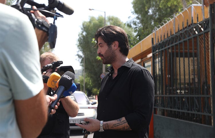 Ο Άρης Μουγκοπέτρος κατά την έξοδό του από τα δικαστήρια της πρώην Σχολής Ευελπίδων (φωτ.: EUROKINISSI / Δανάη Δαυλοπούλου)