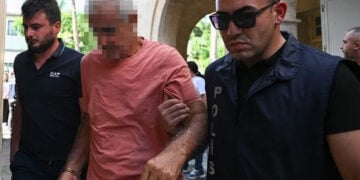 Συλληφθείς για το πολύνεκρο ναυάγιο του Filo Jet οδηγείται στο «δικαστήριο» της κατεχόμενης Κερύνειας (φωτ.: AA / Harun Özalp)