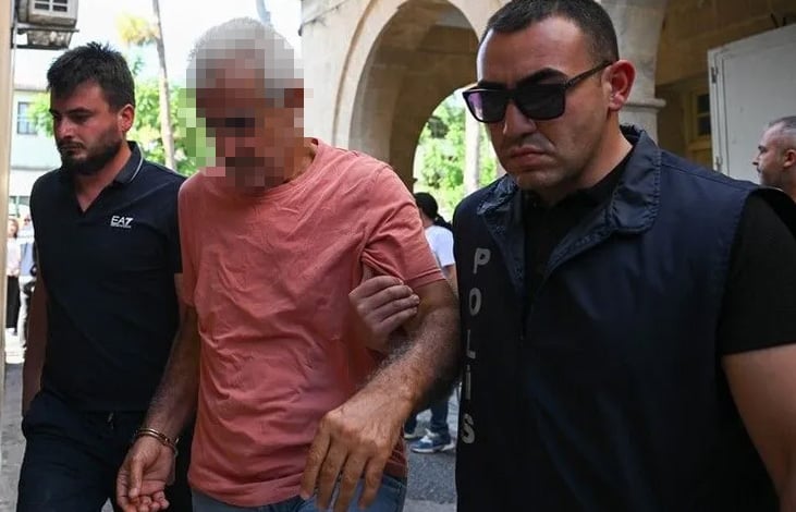 Συλληφθείς για το πολύνεκρο ναυάγιο του Filo Jet οδηγείται στο «δικαστήριο» της κατεχόμενης Κερύνειας (φωτ.: AA / Harun Özalp)