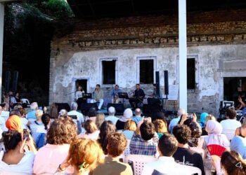 Το Derya Türkan Ensemble στην Παναγία Παραμυθία, ανάμεσα στα ερείπια του ιστορικού Βλαχ Σαράι (φωτ.: Φως Φαναρίου / Mıgırdiç Arzivyan)