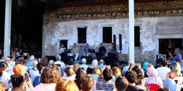 Το Derya Türkan Ensemble στην Παναγία Παραμυθία, ανάμεσα στα ερείπια του ιστορικού Βλαχ Σαράι (φωτ.: Φως Φαναρίου / Mıgırdiç Arzivyan)