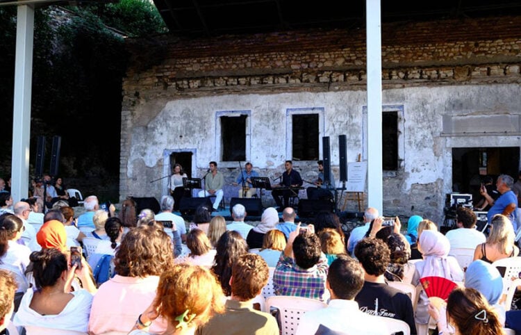 Το Derya Türkan Ensemble στην Παναγία Παραμυθία, ανάμεσα στα ερείπια του ιστορικού Βλαχ Σαράι (φωτ.: Φως Φαναρίου / Mıgırdiç Arzivyan)