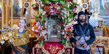 Μέλη ποντιακών σωματείων δίπλα στην εικόνα της Παναγίας Σουμελά, τον Δεκαπενταύγουστο (φωτ.: Σωματείο «Παναγία Σουμελά»)