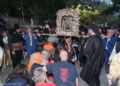 Πιστοί γονατιστοί περιμένουν να περάσει από πάνω τους η ιστορική εικόνα της Παναγίας Σουμελά, σύμφωνα με το έθιμο (φωτ.: Ιερά Μητρόπολη Βεροίας, Ναούσης και Καμπανίας / Γεράσιμος Μπεκές)