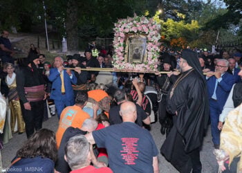 Πιστοί γονατιστοί περιμένουν να περάσει από πάνω τους η ιστορική εικόνα της Παναγίας Σουμελά, σύμφωνα με το έθιμο (φωτ.: Ιερά Μητρόπολη Βεροίας, Ναούσης και Καμπανίας / Γεράσιμος Μπεκές)