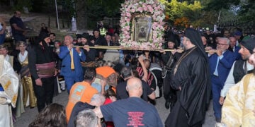 Πιστοί γονατιστοί περιμένουν να περάσει από πάνω τους η ιστορική εικόνα της Παναγίας Σουμελά, σύμφωνα με το έθιμο (φωτ.: Ιερά Μητρόπολη Βεροίας, Ναούσης και Καμπανίας / Γεράσιμος Μπεκές)
