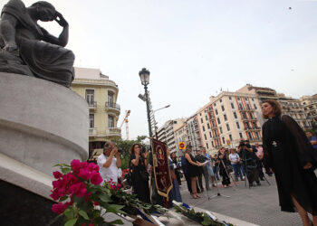 Η Βούλα Πατουλίδου καταθέτει στεφάνι στη μνήμη των θυμάτων της Γενοκτονίας των Ποντίων. 19 Μαΐου 2020 (φωτ.: MOTIONTEAM / Βασίλης Βερβερίδης)