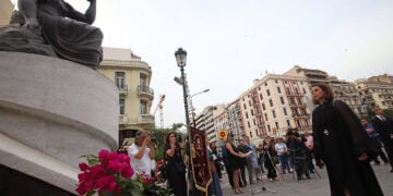 Η Βούλα Πατουλίδου καταθέτει στεφάνι στη μνήμη των θυμάτων της Γενοκτονίας των Ποντίων. 19 Μαΐου 2020 (φωτ.: MOTIONTEAM / Βασίλης Βερβερίδης)