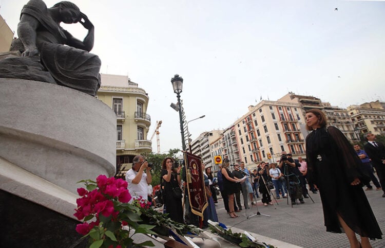 Η Βούλα Πατουλίδου καταθέτει στεφάνι στη μνήμη των θυμάτων της Γενοκτονίας των Ποντίων. 19 Μαΐου 2020 (φωτ.: MOTIONTEAM / Βασίλης Βερβερίδης)