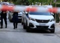 Αστυνομικοί που κλήθηκαν στη Νέα Σμύρνη. Στην είσοδο της πολυκατοικίας βρέθηκαν η 45χρονη και ο 48χρονος (φωτ.: EUROKINISSI / Γιώργος Κονταρίνης)