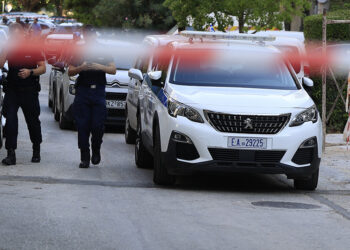 Αστυνομικοί που κλήθηκαν στη Νέα Σμύρνη. Στην είσοδο της πολυκατοικίας βρέθηκαν η 45χρονη και ο 48χρονος (φωτ.: EUROKINISSI / Γιώργος Κονταρίνης)