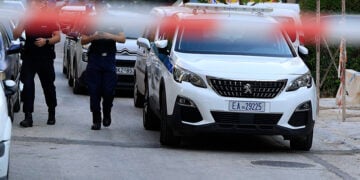 Αστυνομικοί που κλήθηκαν στη Νέα Σμύρνη. Στην είσοδο της πολυκατοικίας βρέθηκαν η 45χρονη και ο 48χρονος (φωτ.: EUROKINISSI / Γιώργος Κονταρίνης)