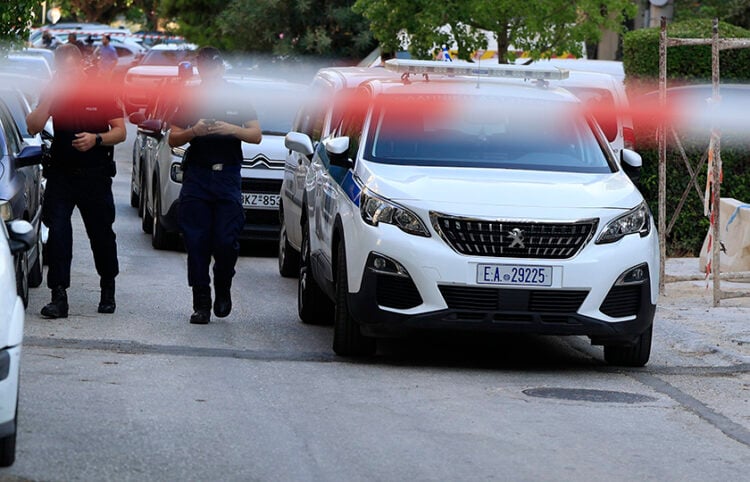 Αστυνομικοί που κλήθηκαν στη Νέα Σμύρνη. Στην είσοδο της πολυκατοικίας βρέθηκαν η 45χρονη και ο 48χρονος (φωτ.: EUROKINISSI / Γιώργος Κονταρίνης)