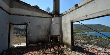 Σπίτι στο Πόρτο Γερμενό, μετά το πέρασμα της φωτιάς. Τρίτη 4 Αυγούστου 2026 (φωτ.: EUROKINISSI / Τατιάνα Μπόλαρη)