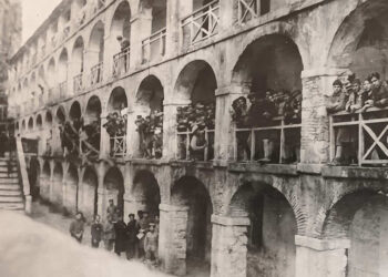Πρόσφυγες στο κτήριο του Προνοητή στο Παλαιό Φρούριο Κέρκυρας, στις 9 Μαΐου 1923 (φωτ.: Ιδιωτικό Αρχείο Σπύρου Γαούτση)
