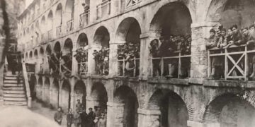 Πρόσφυγες στο κτήριο του Προνοητή στο Παλαιό Φρούριο Κέρκυρας, στις 9 Μαΐου 1923 (φωτ.: Ιδιωτικό Αρχείο Σπύρου Γαούτση)