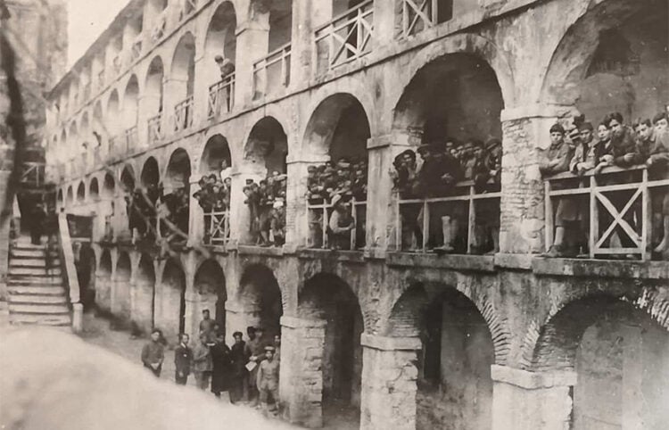 Πρόσφυγες στο κτήριο του Προνοητή στο Παλαιό Φρούριο Κέρκυρας, στις 9 Μαΐου 1923 (φωτ.: Ιδιωτικό Αρχείο Σπύρου Γαούτση)
