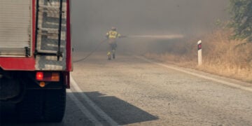 Πυροσβέστες επιχειρούν στην κατάσβεση φωτιάς που  καίει στην περιοχή Φίχτια Αργολίδας, Παρασκευή 31 Ιουλίου 2026 (φωτ.: ΑΠΕ-ΜΠΕ / Ευάγγελος Μπουγιώτης)