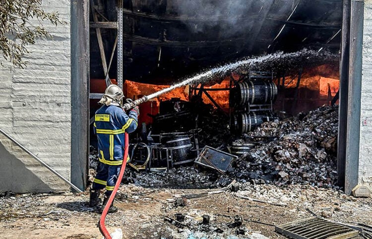 Από την πυρκαγιά στο αποστακτήριο (φωτ.: Γρ. Τύπου ΠΣ / EUROKINISSI)